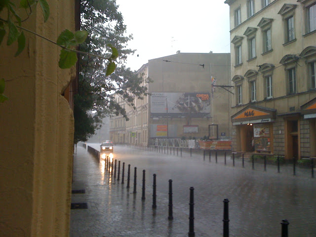 The rainy square outside the kawiarnia, snapshot one