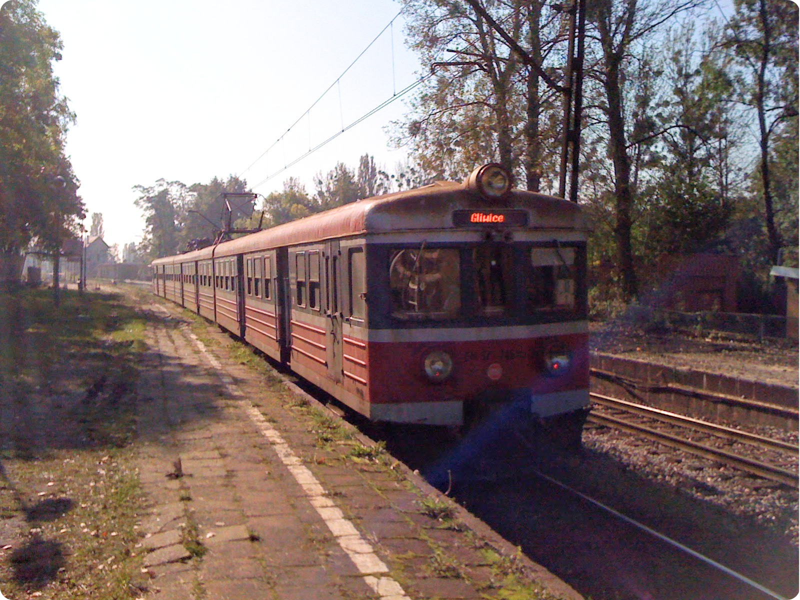 The rear section of the EN57 at Łabędy